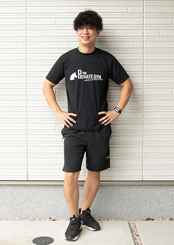 Tシャツを着ているジムスタッフ